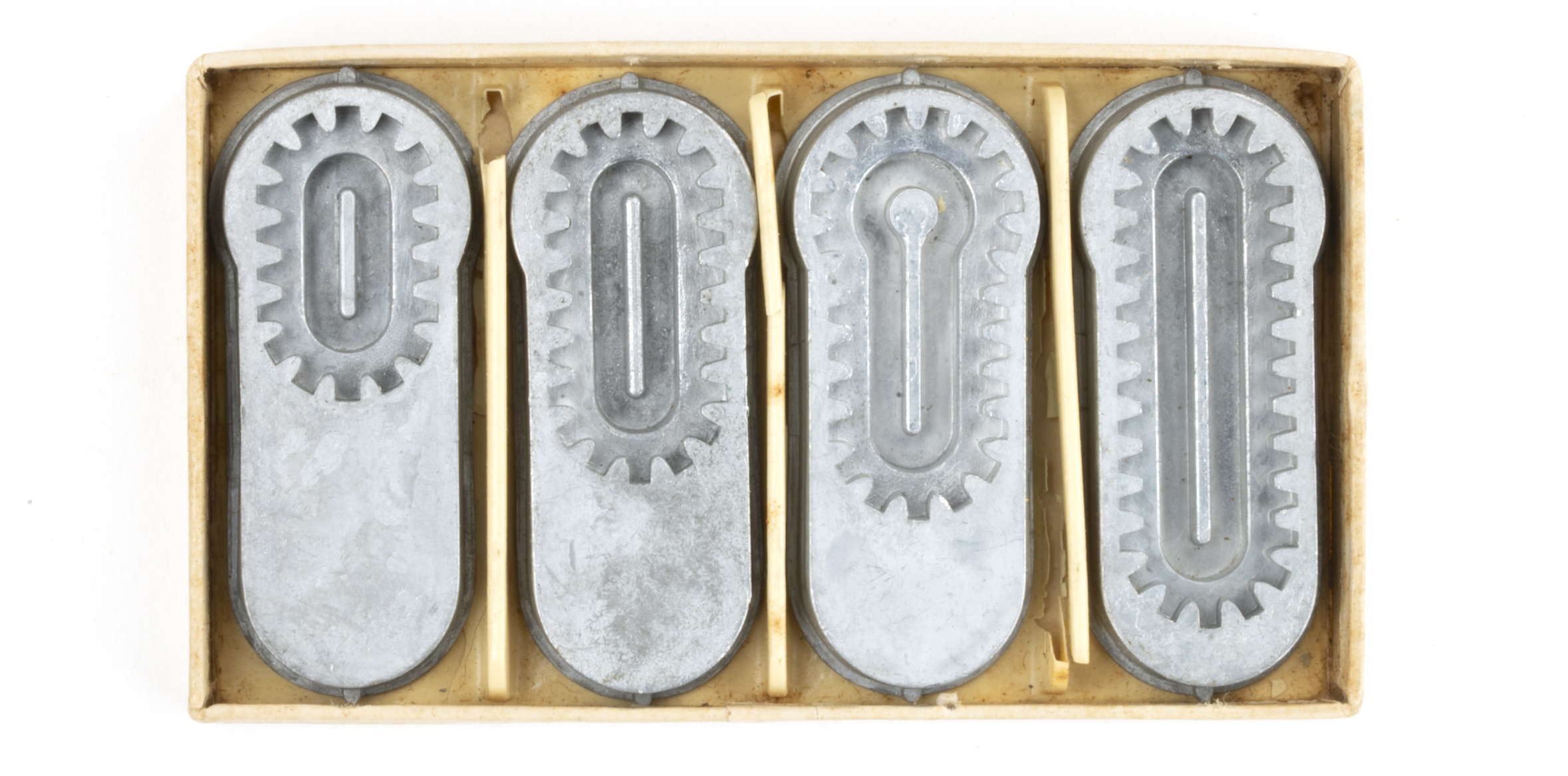 Uncovered box for four cams or templates of various sizes for buttonholer for Singer sewing machines